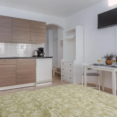Karabaic By El-pi Tours Apartament Njivice