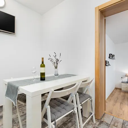 Karabaic By El-pi Tours Apartament Njivice