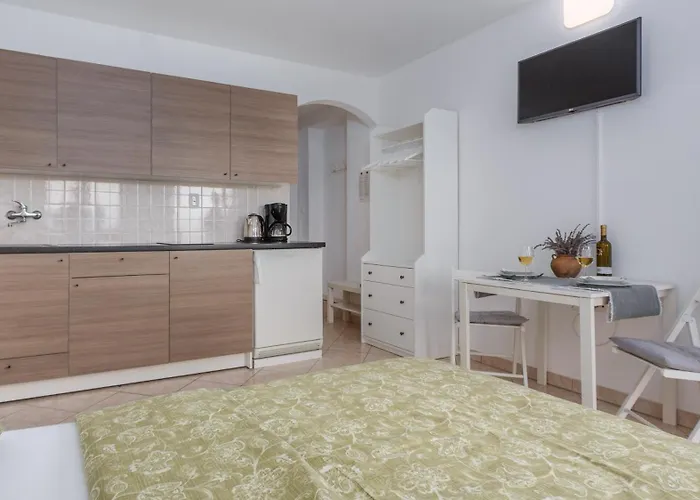 Karabaic By El-pi Tours Apartament Njivice