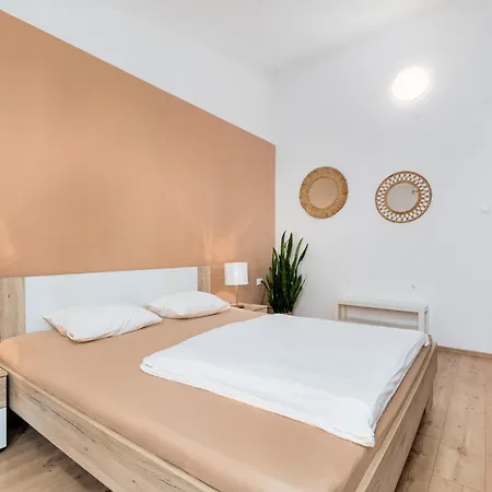 Karabaic By El-pi Tours * Njivice